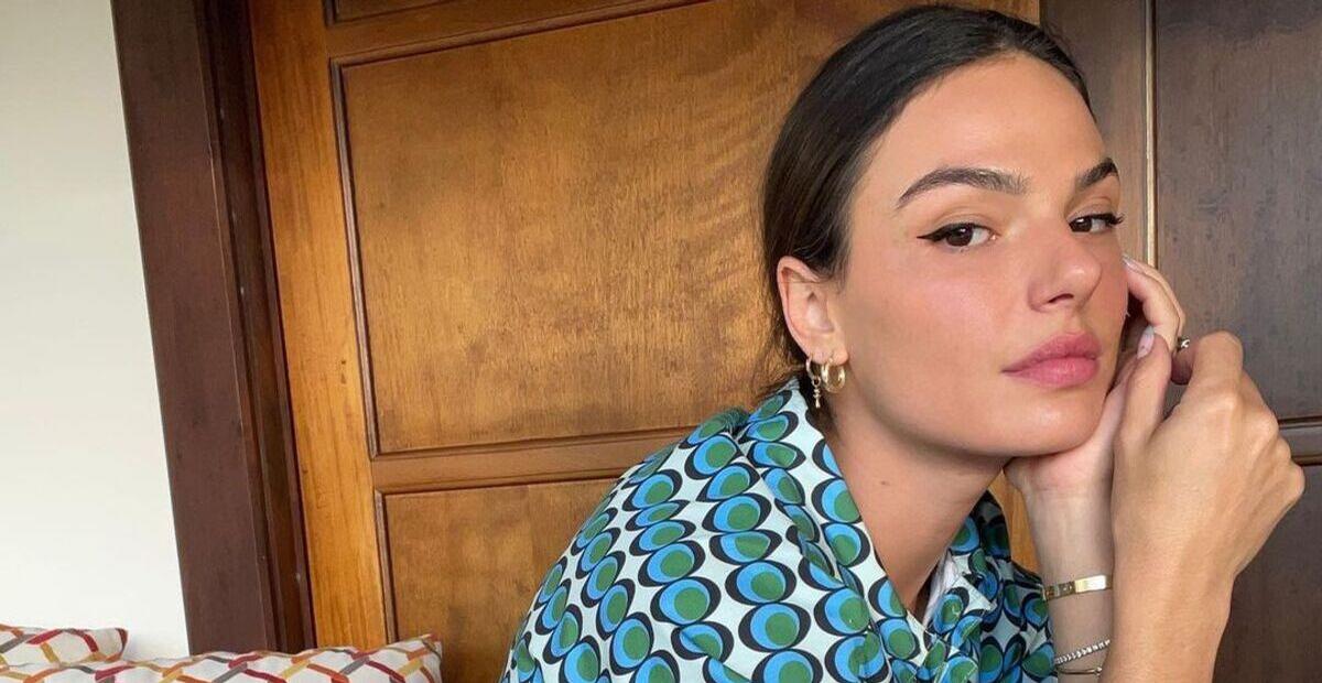 Em vídeo, Isis Valverde sensualiza ao surgir de tranças nos cabelos