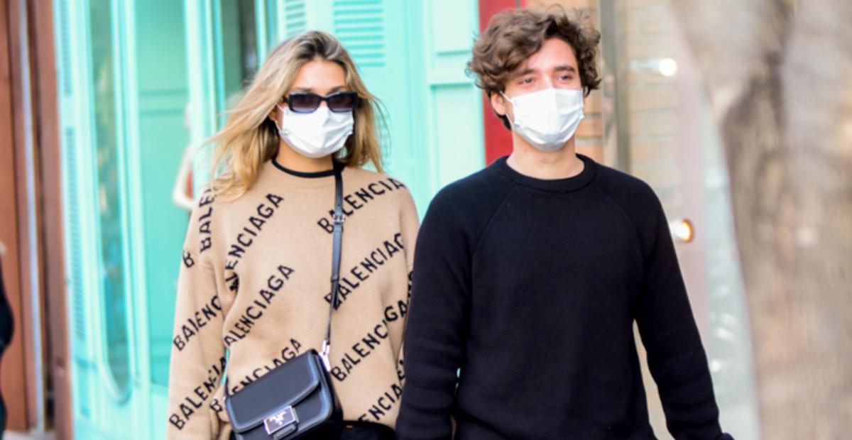 Com o marido, Sasha Meneghel é flagrada usando sweater de quase R$ 13 mil