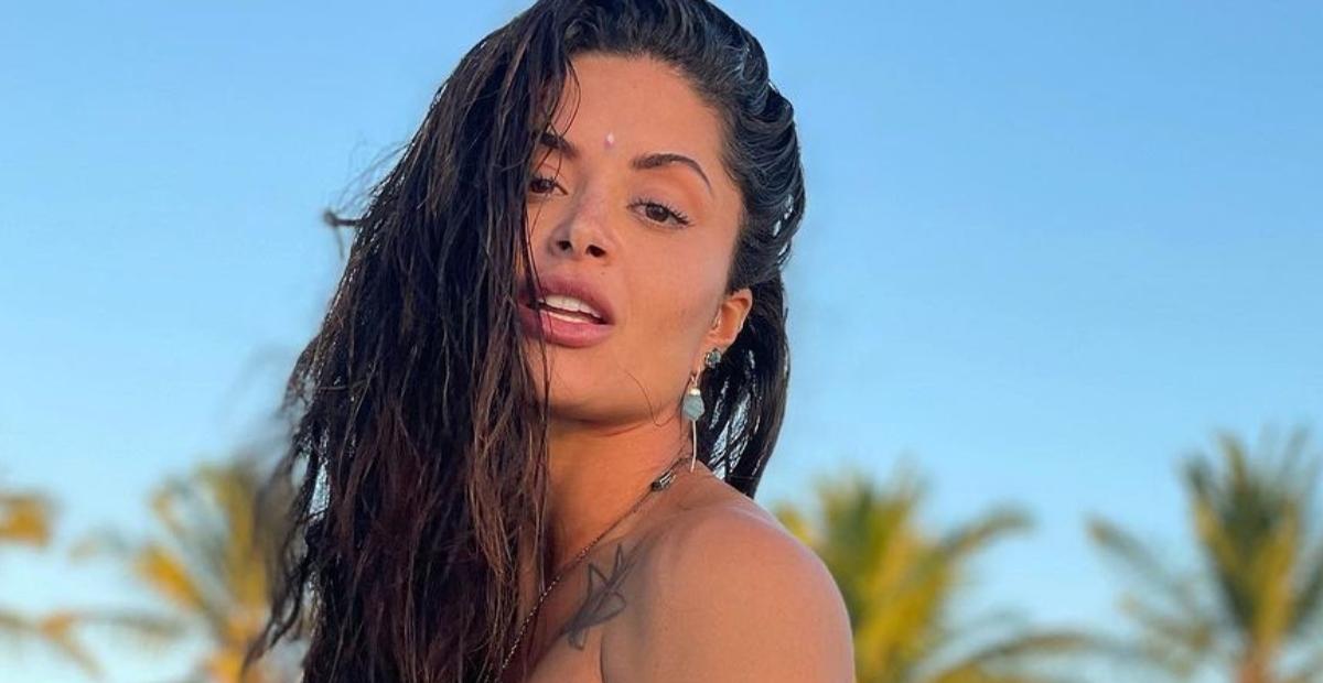 Aline Riscado empina o bumbum ao renovar o bronzeado com biquíni fio dental: ”Sensacional”