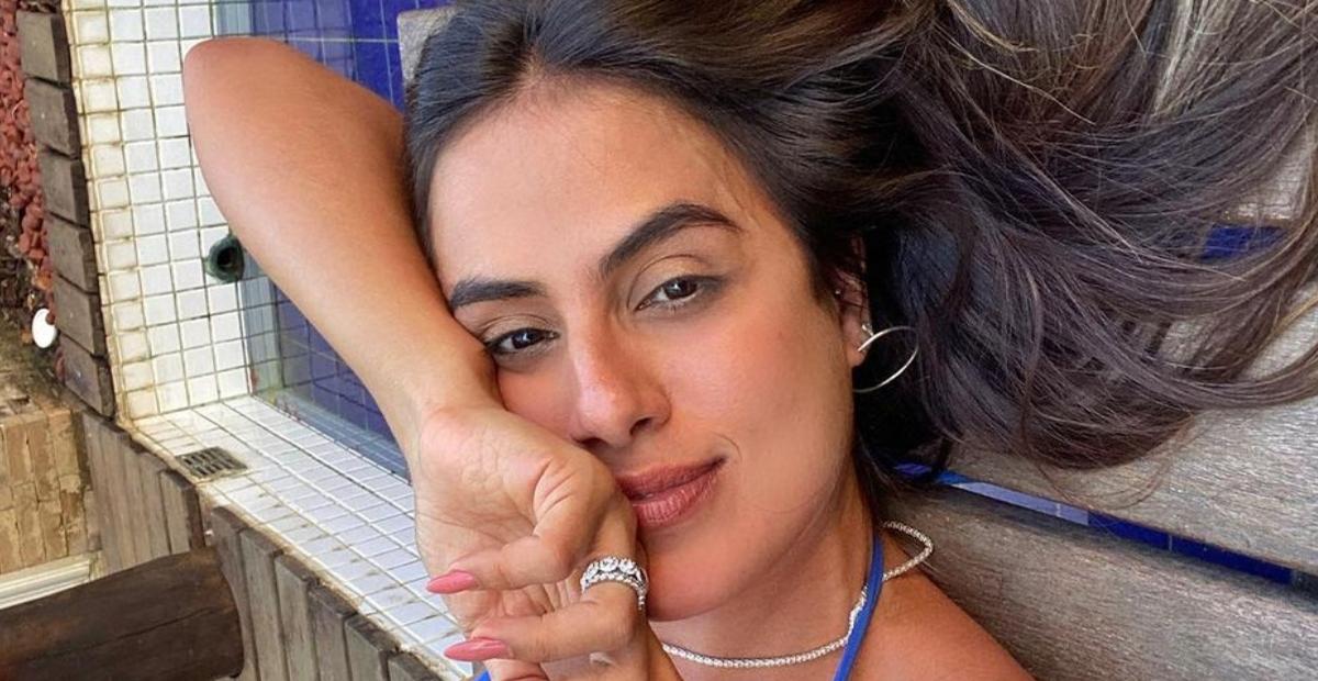 Carol Peixinho se exibe com biquíni fio dental e para tudo com shape escultural: ”Que deusa”