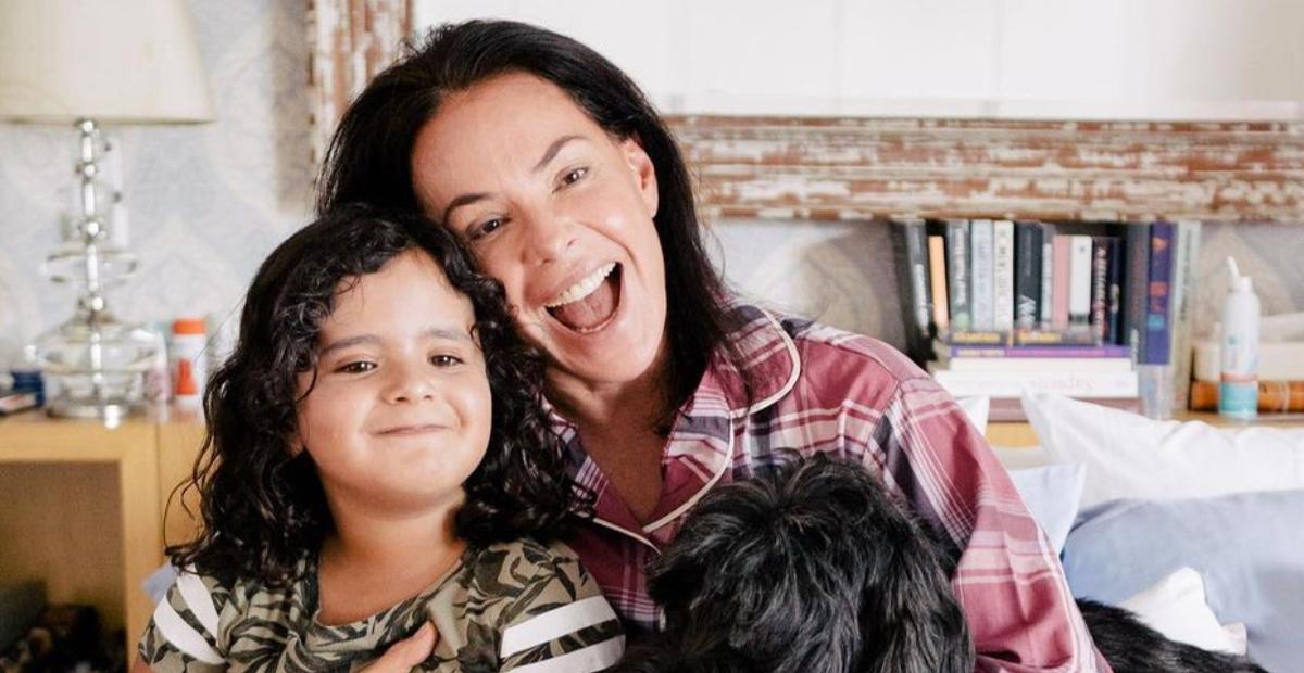 Carolina Ferraz exibe a filha com roupa estilosa e se derrete: ”Absolutamente adorável”