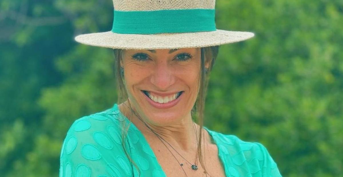 Em Curaçao, Elaine Mickely posa de biquíni e rouba a cena com micro cinturinha: ”Que silhueta”