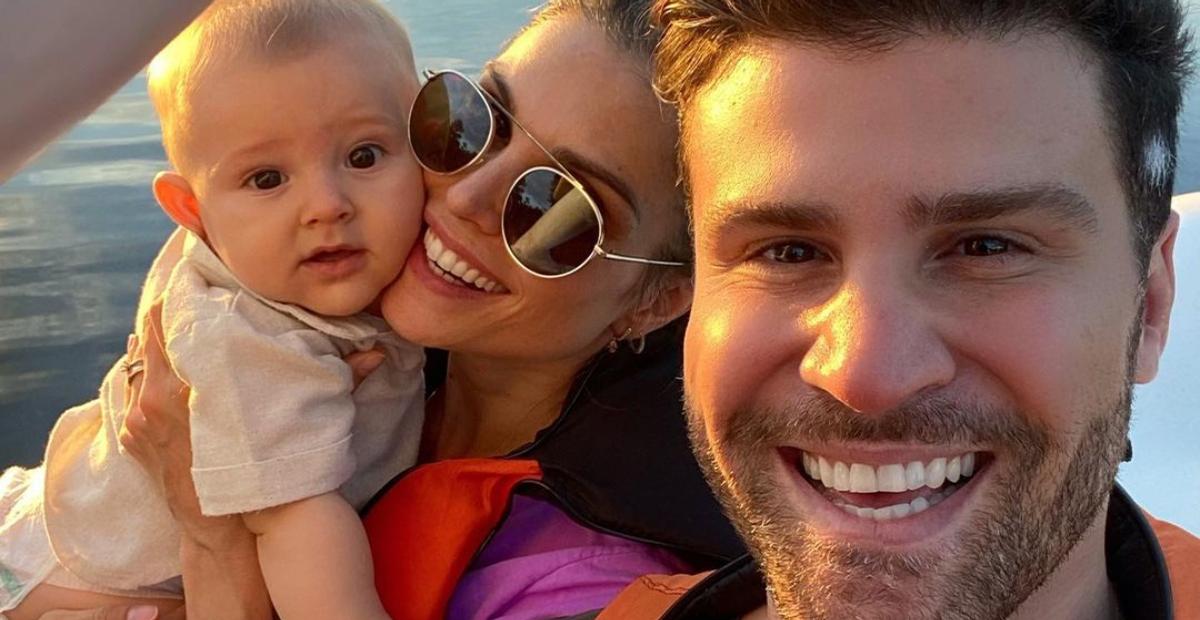 Flávia Viana e Marcelo Zangrandi vestem o filho com fantasia de mecânico para celebrar seus 11 meses
