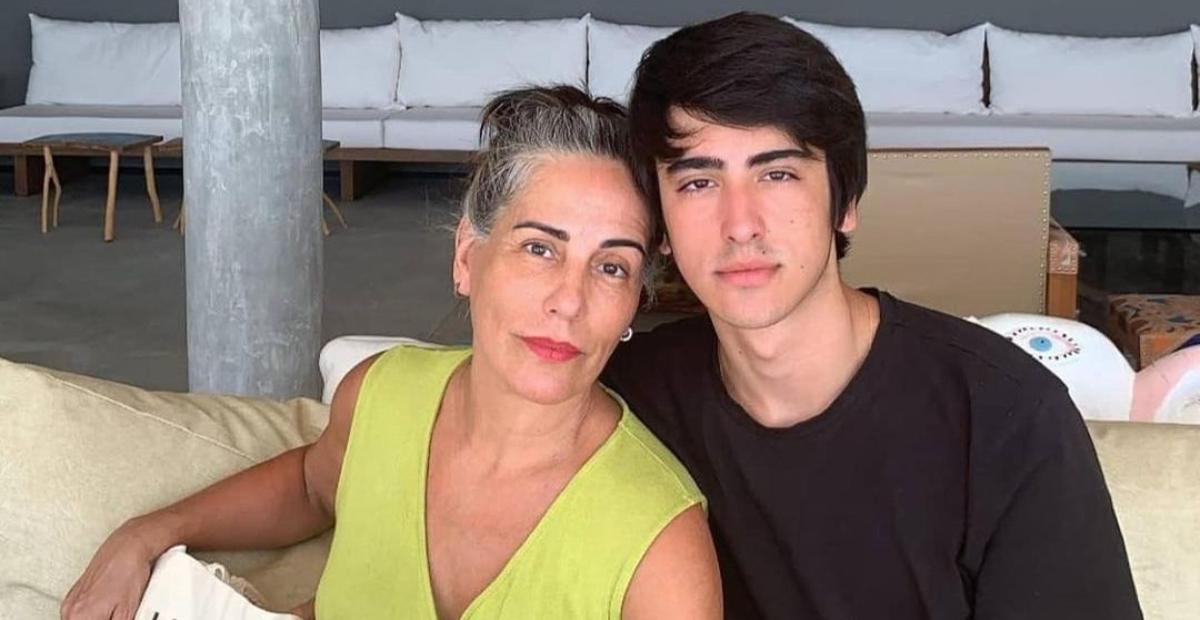 Gloria Pires registra o carinho do filho, Bento, com os cachorros da família