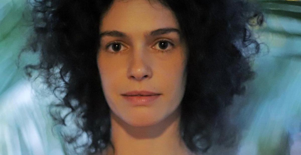 Grávida do primeiro filho, Maria Flor mostra barriguinha: ”Tem um pequeno ser querendo aparecer”