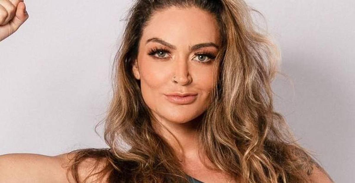 Laura Keller é vista de fio dental em lancha e ostenta bumbum perfeito