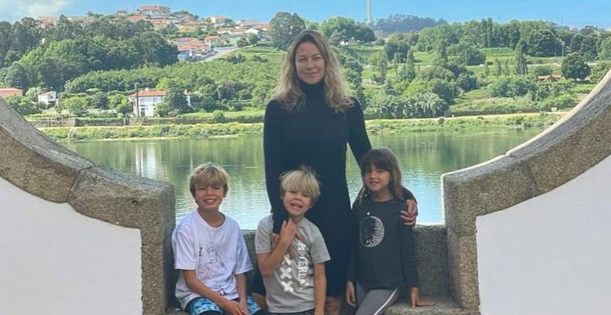 Luana Piovani posa com os três filhos e se derrete: ”Ninho cheio”