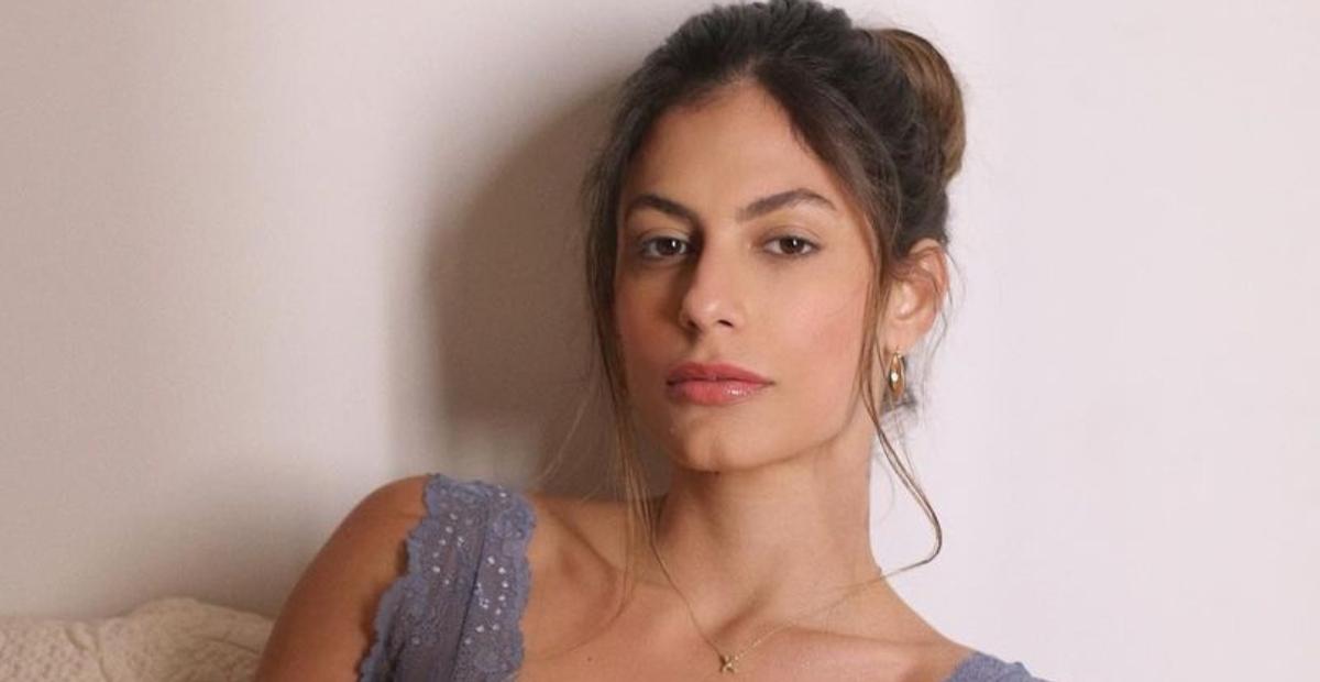 Mari Gonzalez dispensa parte de cima e exibe curvas com vestido cavado transparente: ”Deusa”