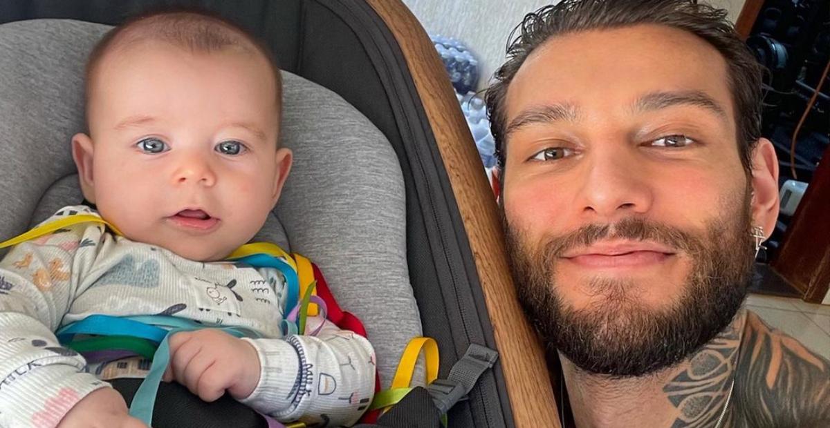 Viajando a trabalho, Lucas Lucco faz chamada de vídeo com Luca para matar as saudades