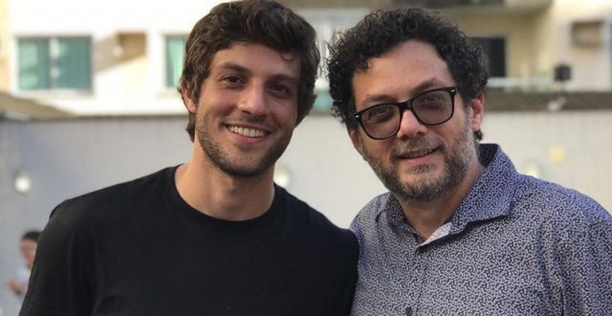 Chay Suede presta linda homenagem no aniversário do pai: ”Te admiro profundamente”