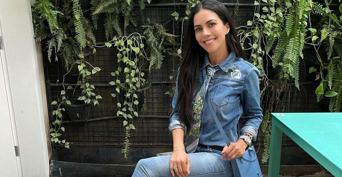 De biquíni amarelo, Daniela Albuquerque exibe barrigão de grávida