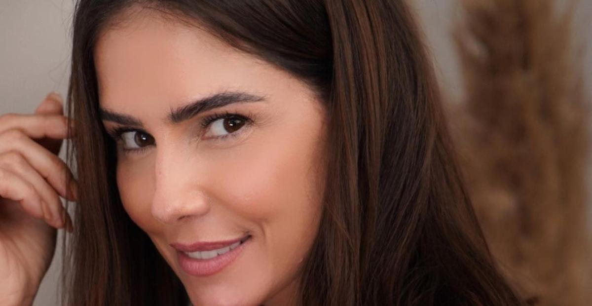 Deborah Secco exibe shape impecável ao surgir com sutiã transparente grifado de quase R$6 mil