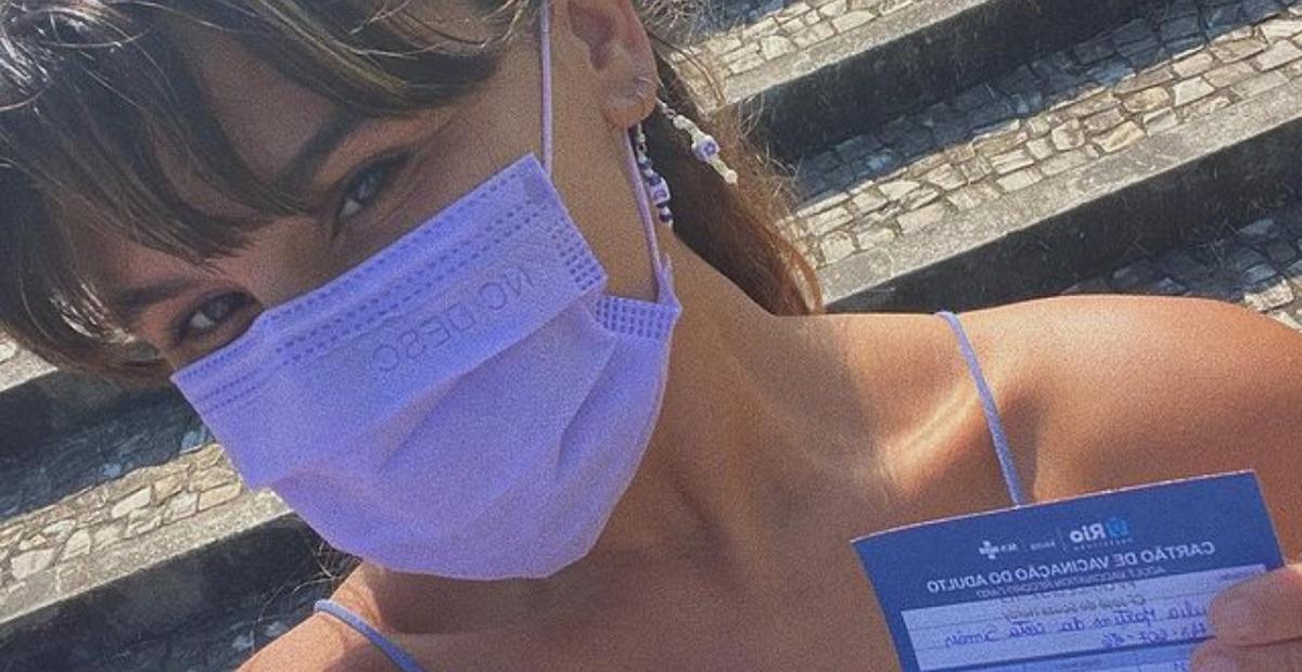 Giulia Costa é vacinada contra a covid-19 e faz pedido: ”Não escolham vacina”