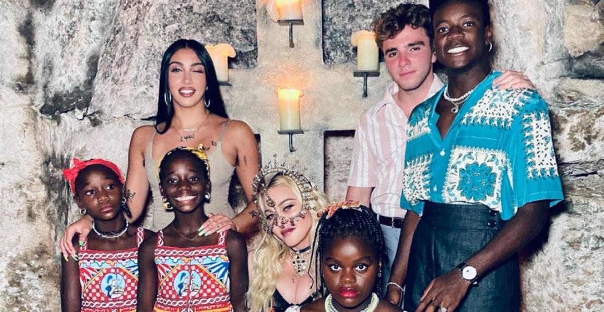 Madonna posa para clique raro com todos os filhos durante a sua festa de aniversário