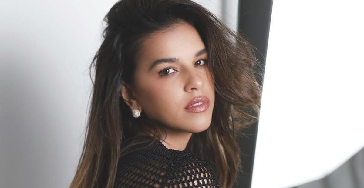 Sem nada por baixo, Mariana Rios deixa a jaqueta aberta e exibe shape impecável: ”Obra de arte”