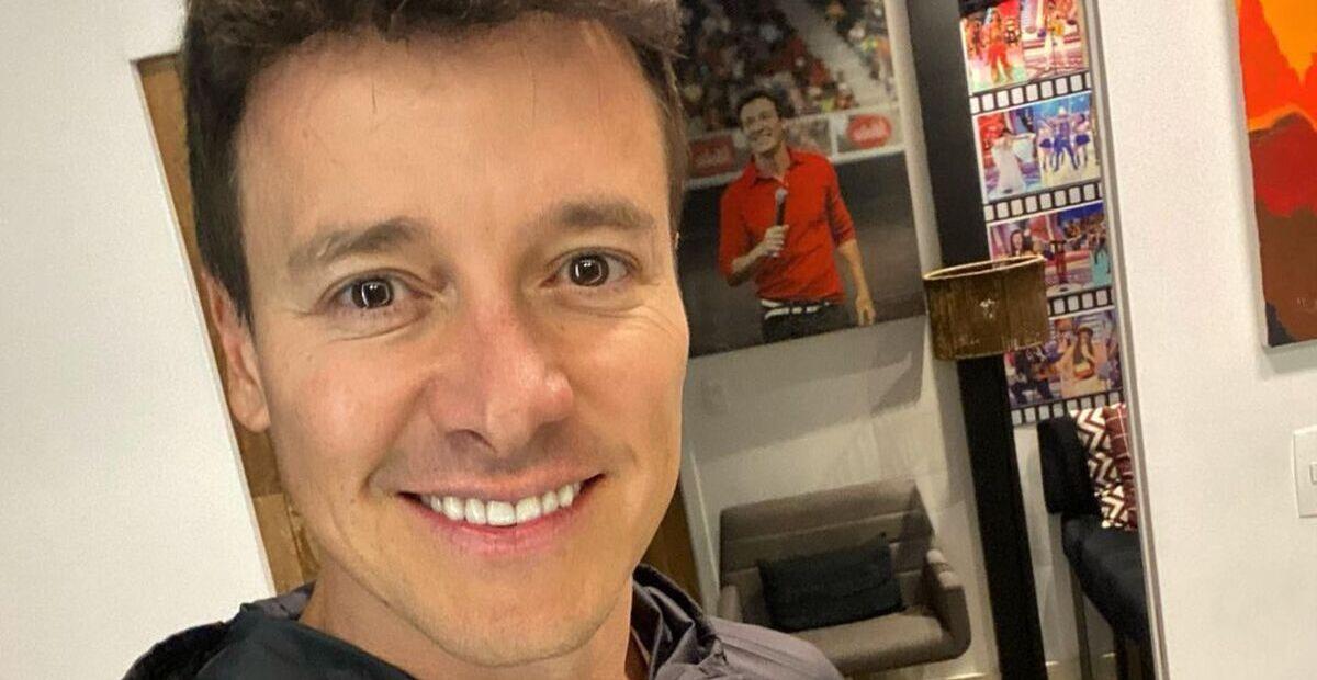 Com a filha caçula, Rodrigo Faro combina camiseta e encanta: ”Lindos”