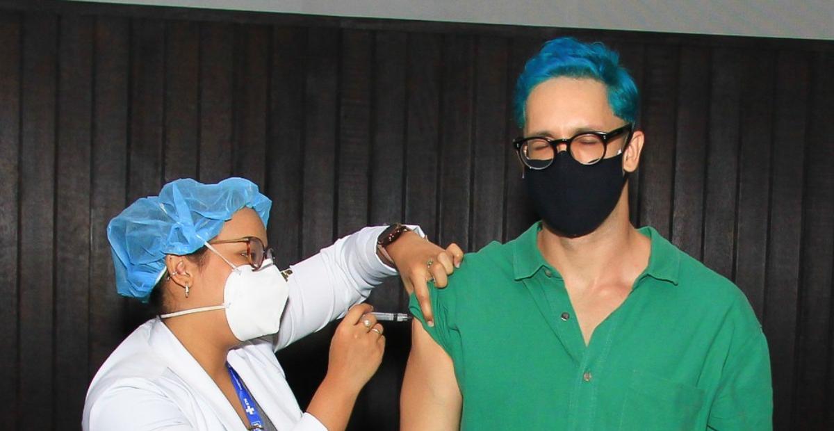 Aos 34 anos, Rainer Cadete recebe segunda dose da vacina contra a covid-19 no Rio