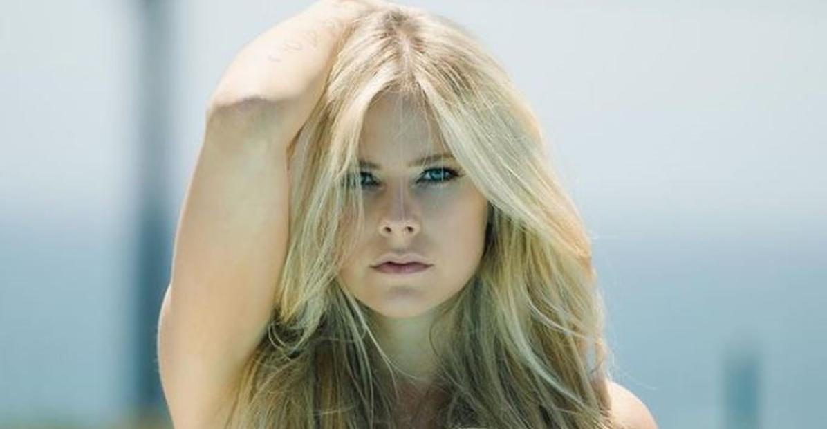 Aos 36 anos, Avril Lavigne quebra a web com cliques raros de biquíni: ”A gata tá no formol”