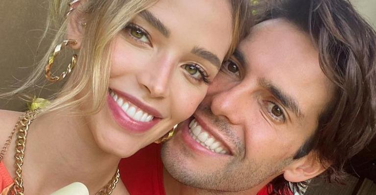 Sorridente, Carol Dias surge ao lado do marido, Kaká, e se derrete: ”Te amo cada dia mais”