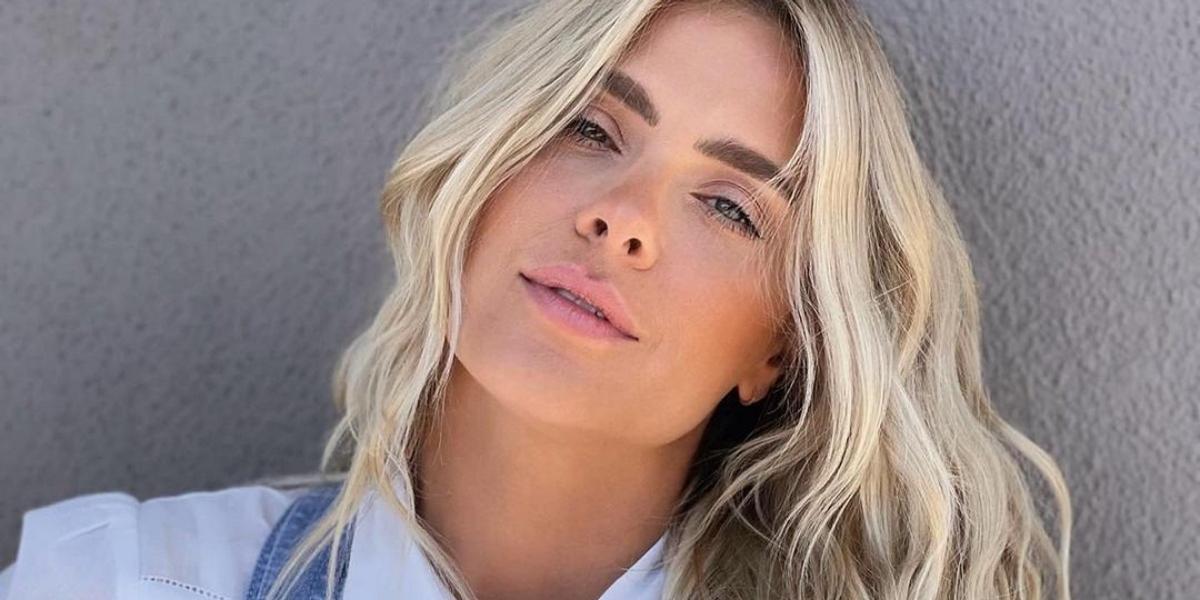 Carolina Dieckmann faz selfie de cara lavada e admira madeixas: ”In love”