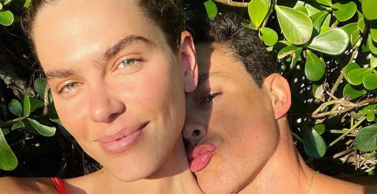 Cauã Reymond ganha buquê de flores de Mariana Goldfarb: ”Para o petroleiro mais brabo desse mundo”