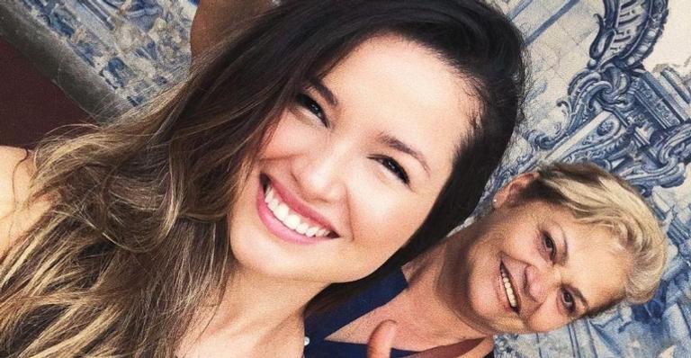 Juliette se derrete ao flagrar a mãe treinando a caligrafia: ”Cadê a letrinha”