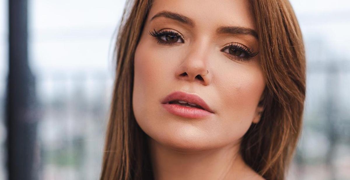 Nua, Marcela McGowan curte banho de banheira em resort luxuoso nas Maldivas