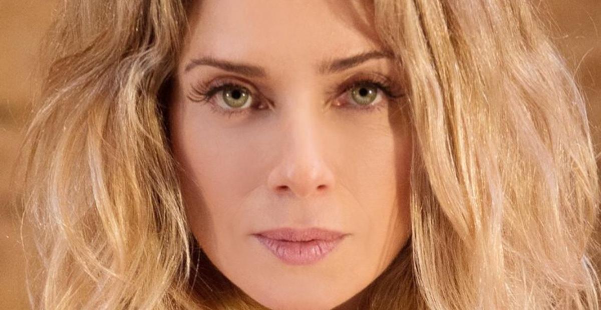 Leticia Spiller encanta ao surgir produzida usando look brilhante com fenda: ”Acordei tão Beyoncé”