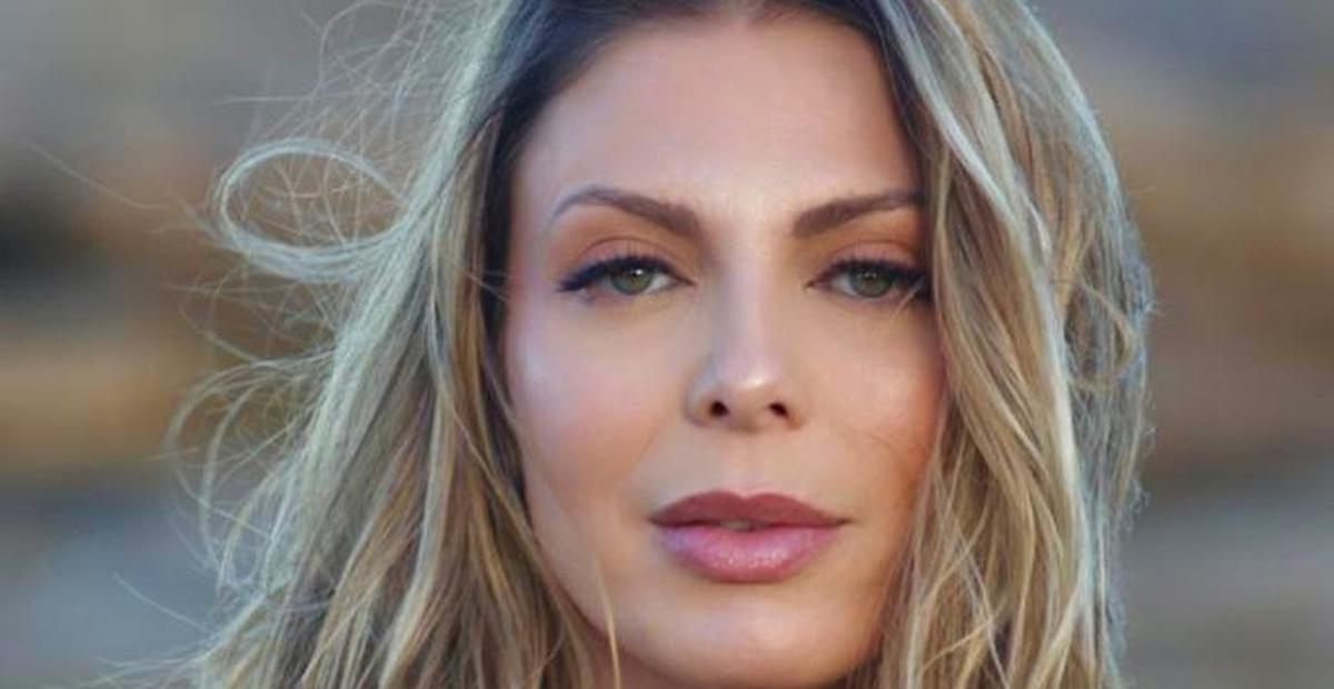 Sheila Mello impressiona com beleza em foto da juventude: ”Muito linda”