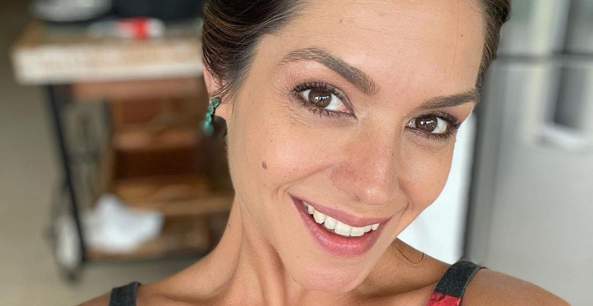 Thais Fersoza posta foto antiga no mar e mostra expectativa e realidade: ”Doidinha por uma praia”