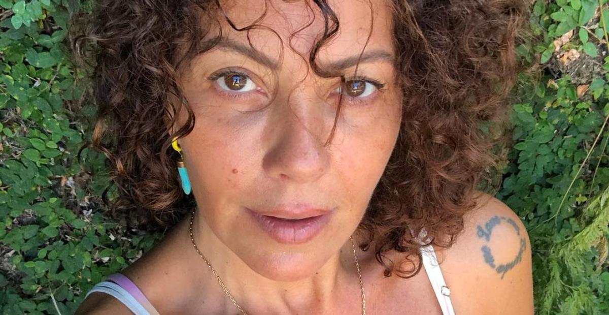 Grávida de gêmeos, Fabiula Nascimento exibe o barrigão na praia: ”Vibrando amor e luz”