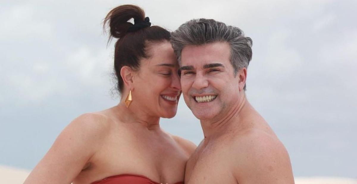 Claudia Raia mostra Jarbas Homem de Mello tingindo seu cabelo: ”Marido faz tudo pra mim!”