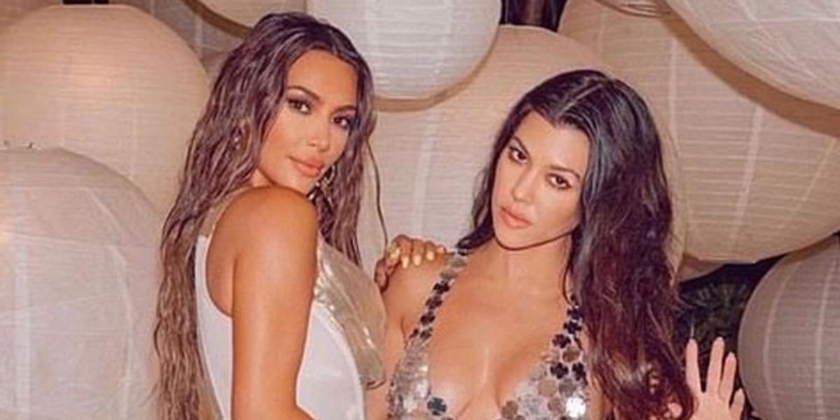 Kim Kardashian relembra momento épico com Kourtney Kardashian na faculdade: ”Anos 2000”