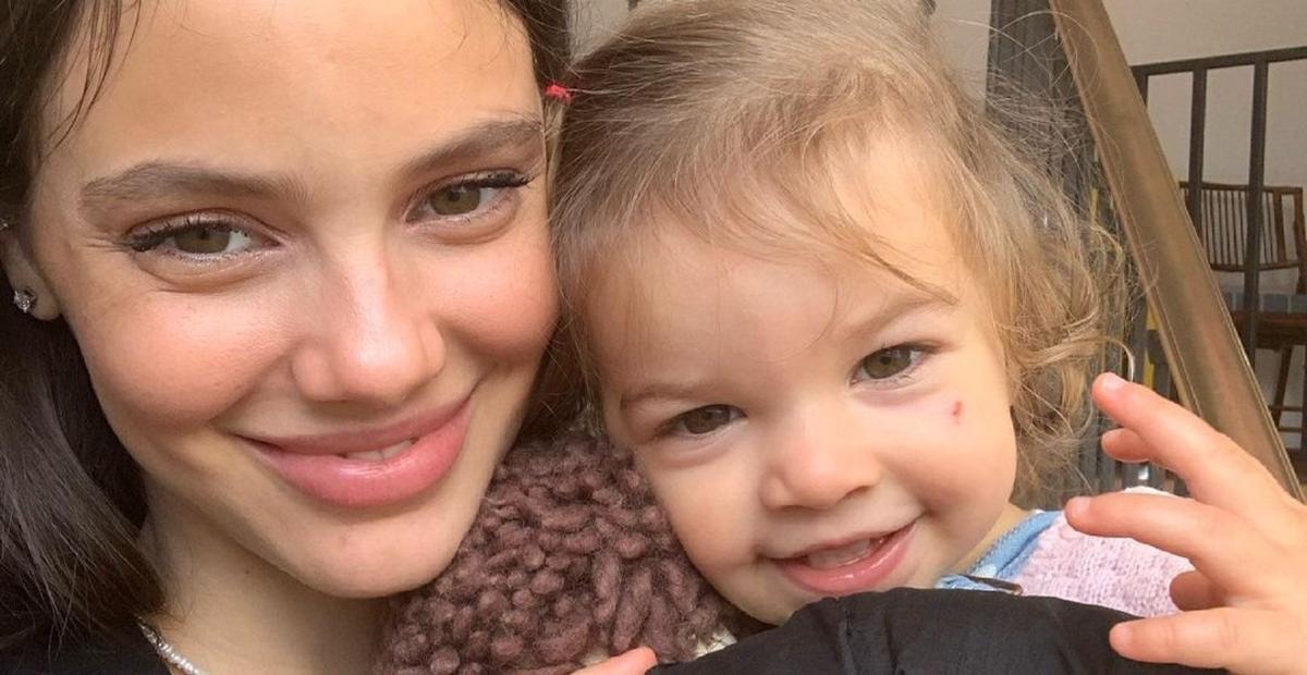 Laura Neiva desabafa sobre o desmame de Maria: ”Foi muito difícil”