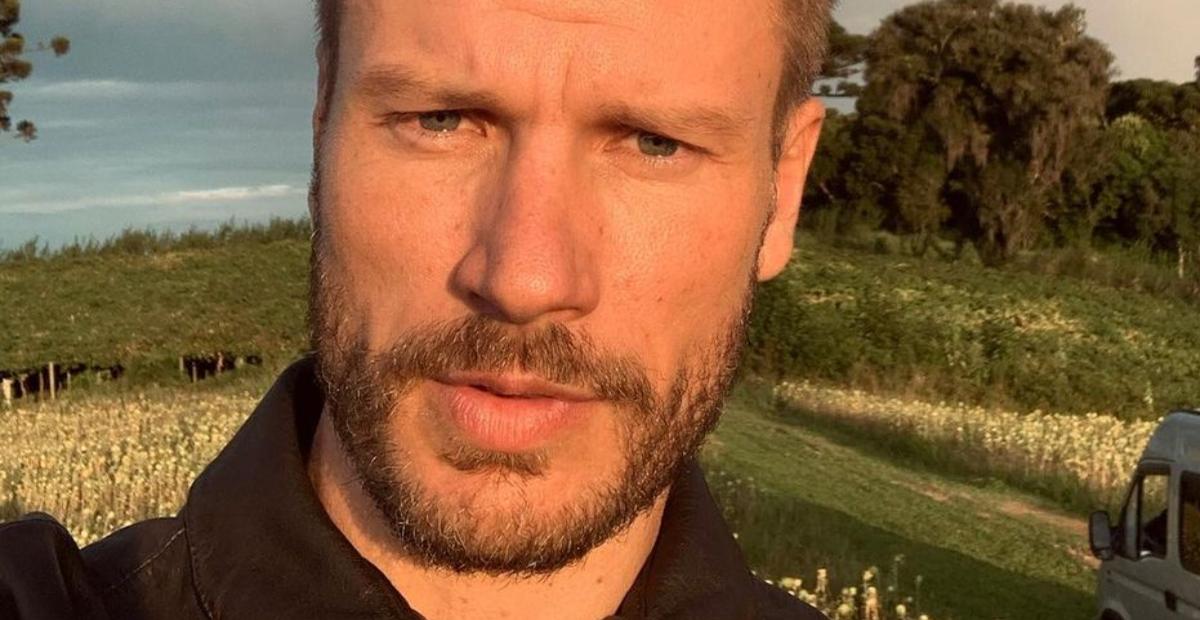 Rodrigo Hilbert compartilha registro 10 anos mais novo e web reage: ”Essa foto foi ontem”