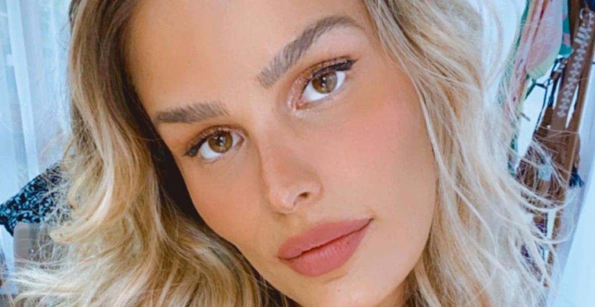 No México, Yasmin Brunet empina o bumbum com biquíni fio dental e para tudo com shape escultural