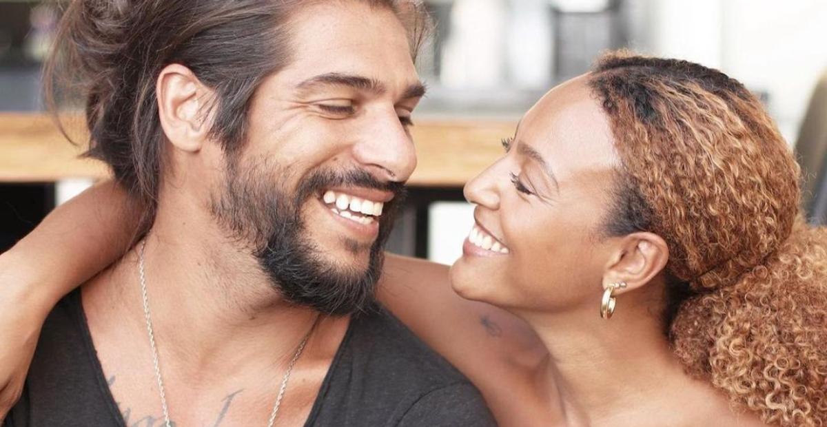 Em clima de romance, Sheron Menezzes dá beijão no marido e brinca: ”Sextou com chamego”