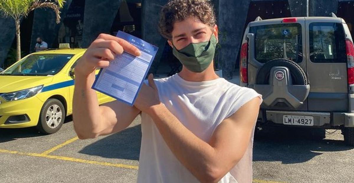 Johnny Massaro recebe primeira dose da vacina contra a covid-19: ”Viva a ciência”