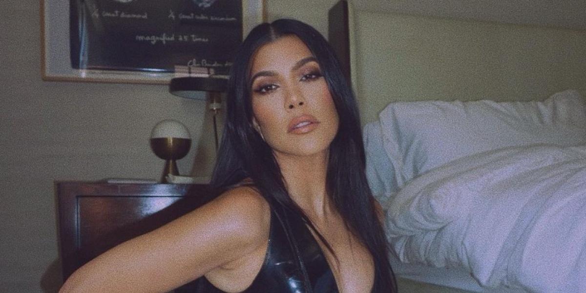 De sutiã, Kourtney Kardashian aposta na sensualidade em sequência quente de cliques: ”Deusa”