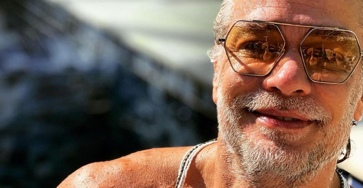 Na praia, Fábio Assunção surge sem camisa e eleva a temperatura na web: ”Ô, lá em casa”