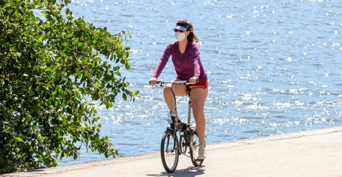 Após oito meses do nascimento da filha, Nathalia Dill exibe boa forma ao andar de bike