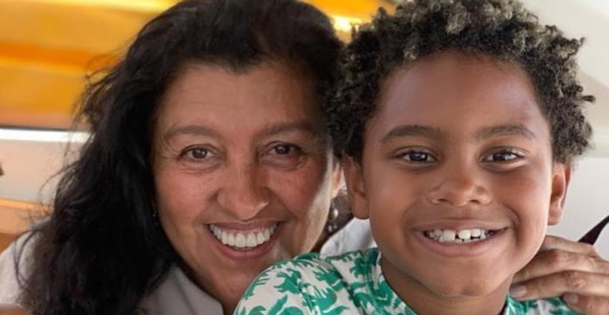 Regina Casé publica clique antigo do filho com look elegante e brinca: ”Sextou!?”