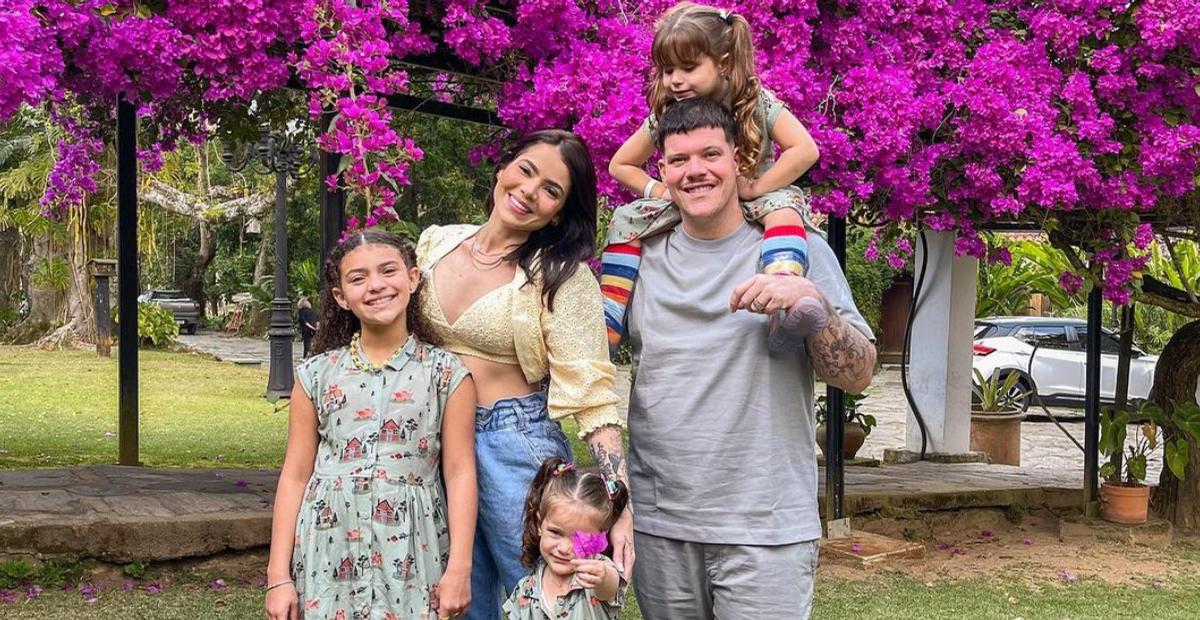 Thaís Vasconcellos e Ferrugem se divertem com as filhas na praia