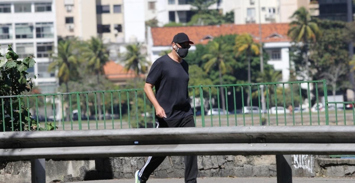 Flagra! William Bonner faz rara aparição se exercitando na Lagoa Rodrigo de Freitas