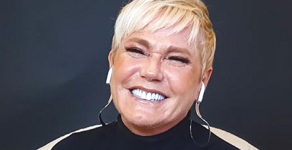 Xuxa Meneghel surge coladinha com seus cãezinhos e encanta web: ”Fofura!”
