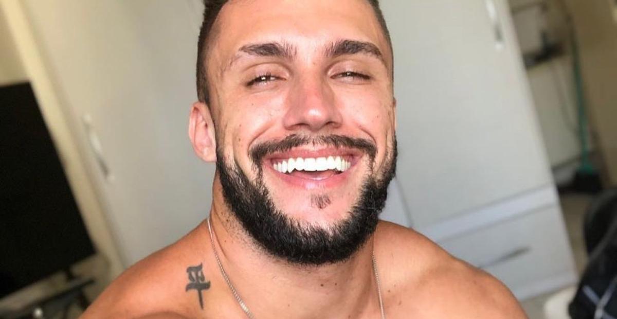 Arthur Picoli surge descamisado após o treino na academia e ganha elogios: ”O mais gato”