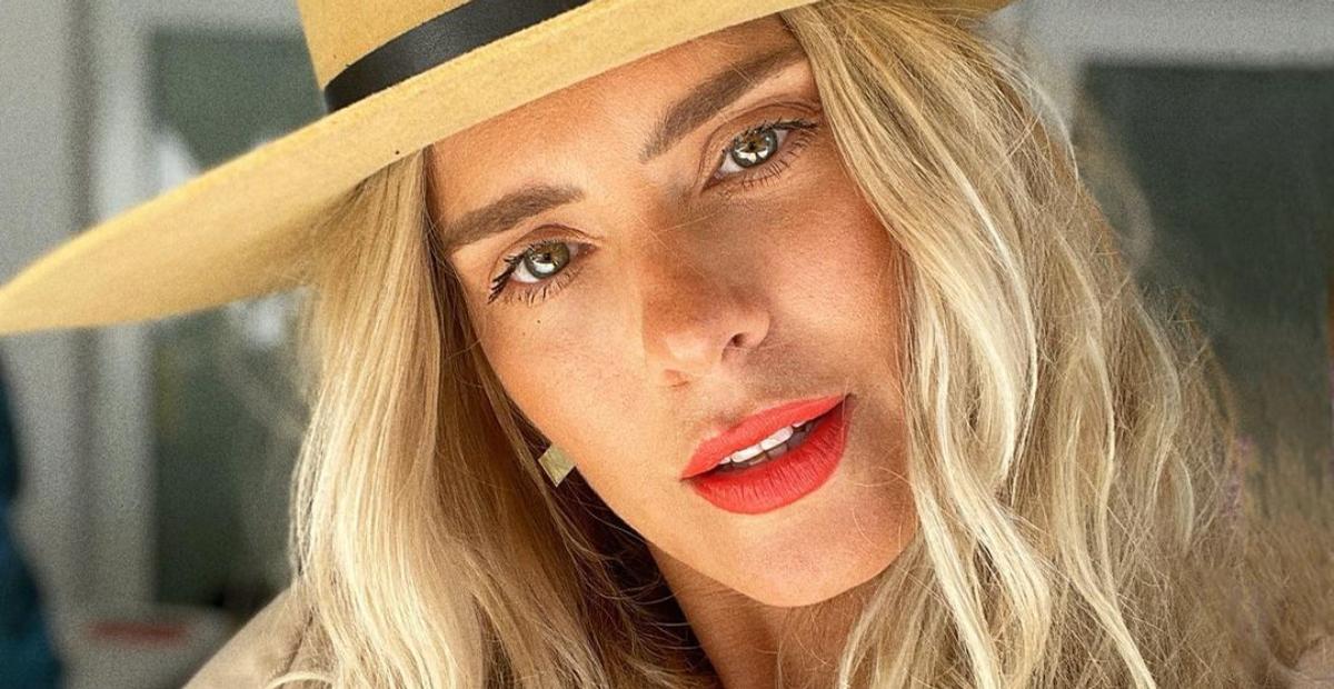 Tomando Sol de biquíni, Carolina Dieckmann ostenta barriga negativa e chama atenção: ”Deusa”