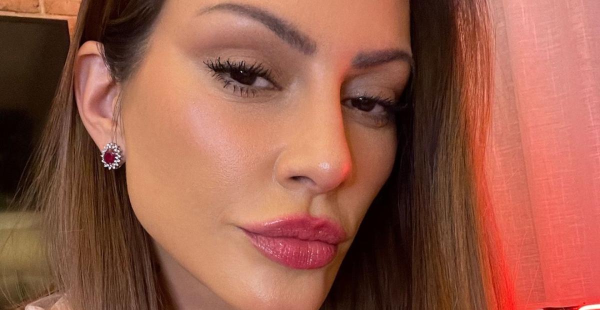Renovando o bronzeado, Cleo faz topless e corpo escultural impressiona: ”Muito perfeita”