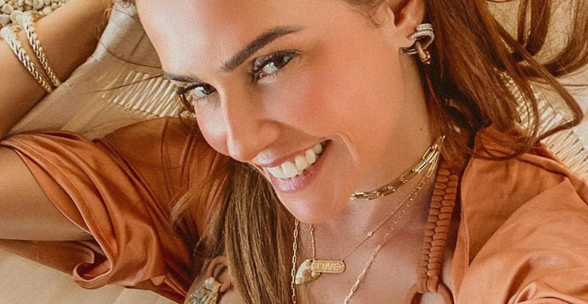 Ostentando barriga chapada, Deborah Secco toma Sol de biquíni vermelho e chama atenção