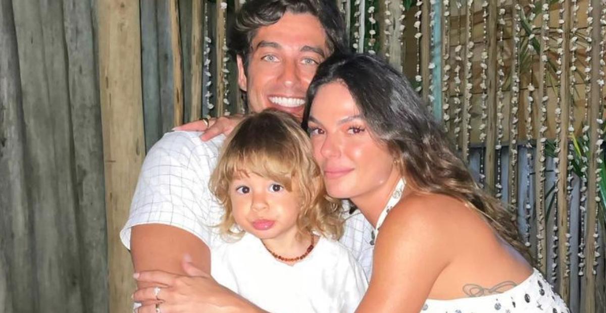 Em família, Isis Valverde visita parque de diversões e compartilha registros com os fãs